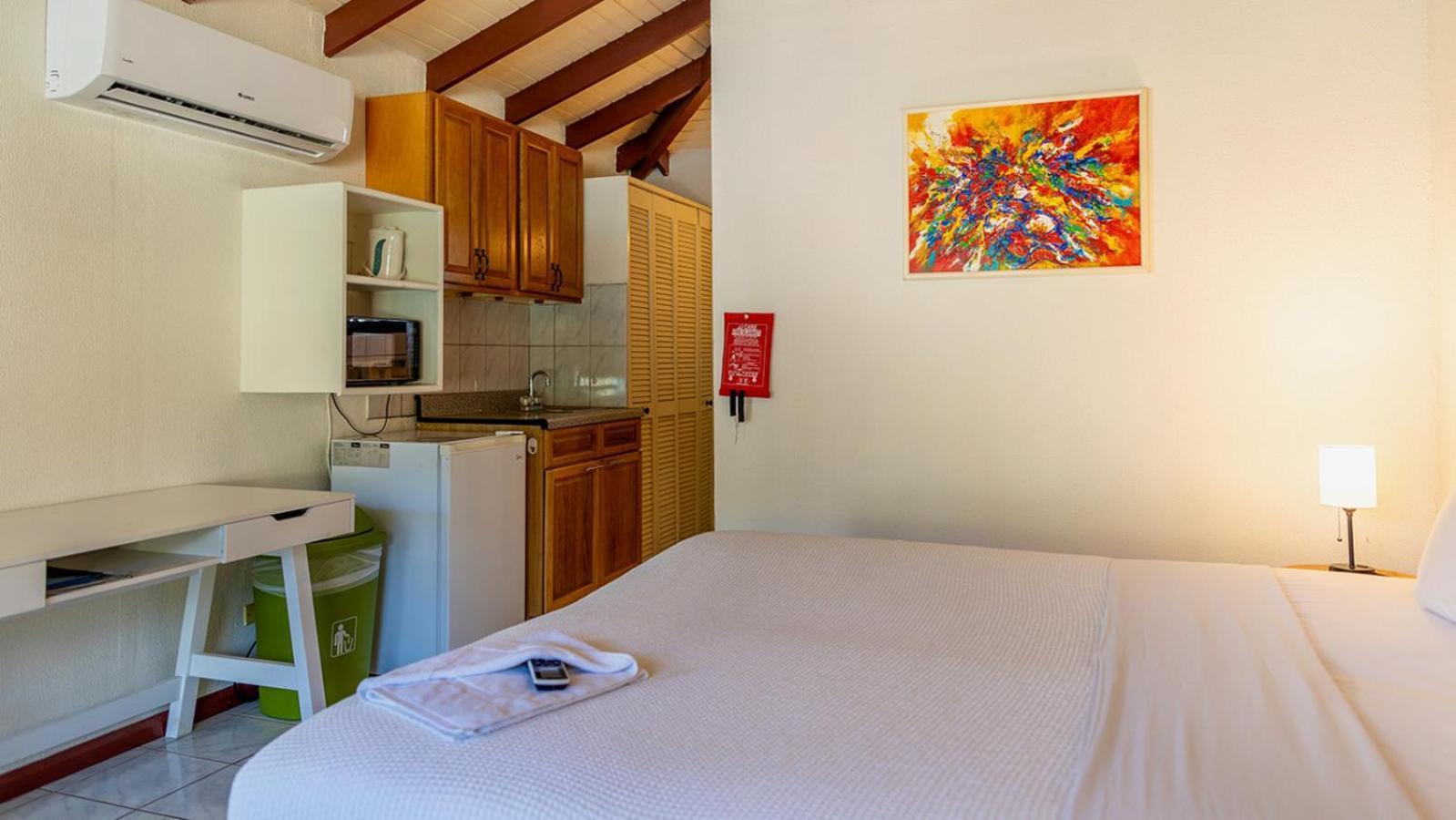Talk Of The Town Inn & Suites - St Eustatius Oranjestad  Exteriör bild
